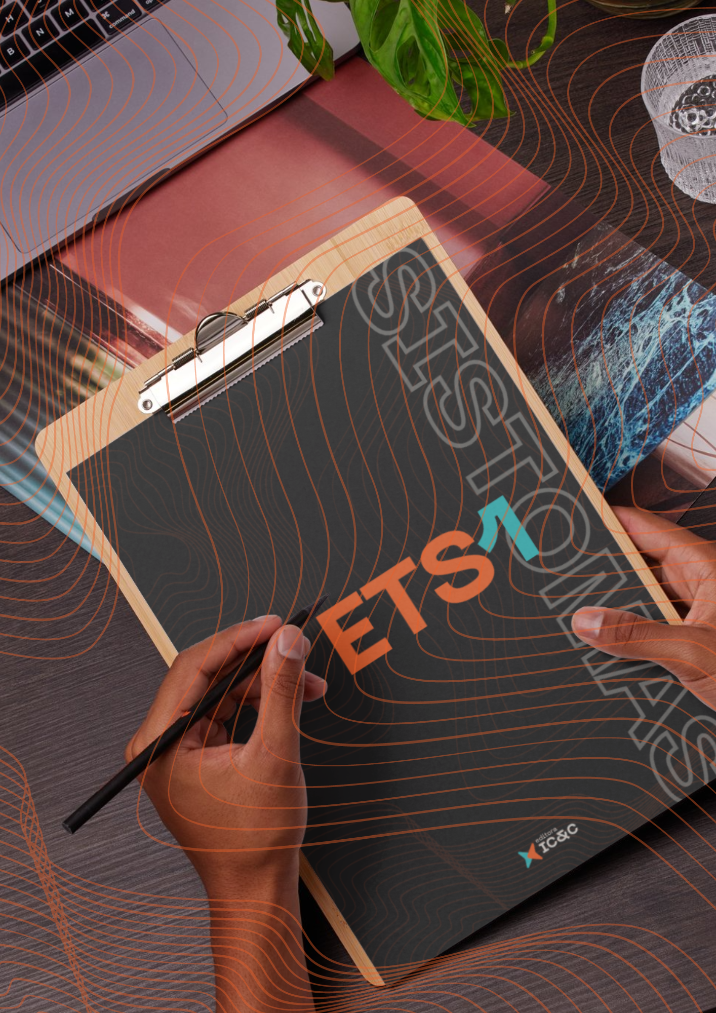 Mãos desenhando linhas onduladas laranja em um caderno preto da ETS sobre uma mesa com uma planta e óculos.