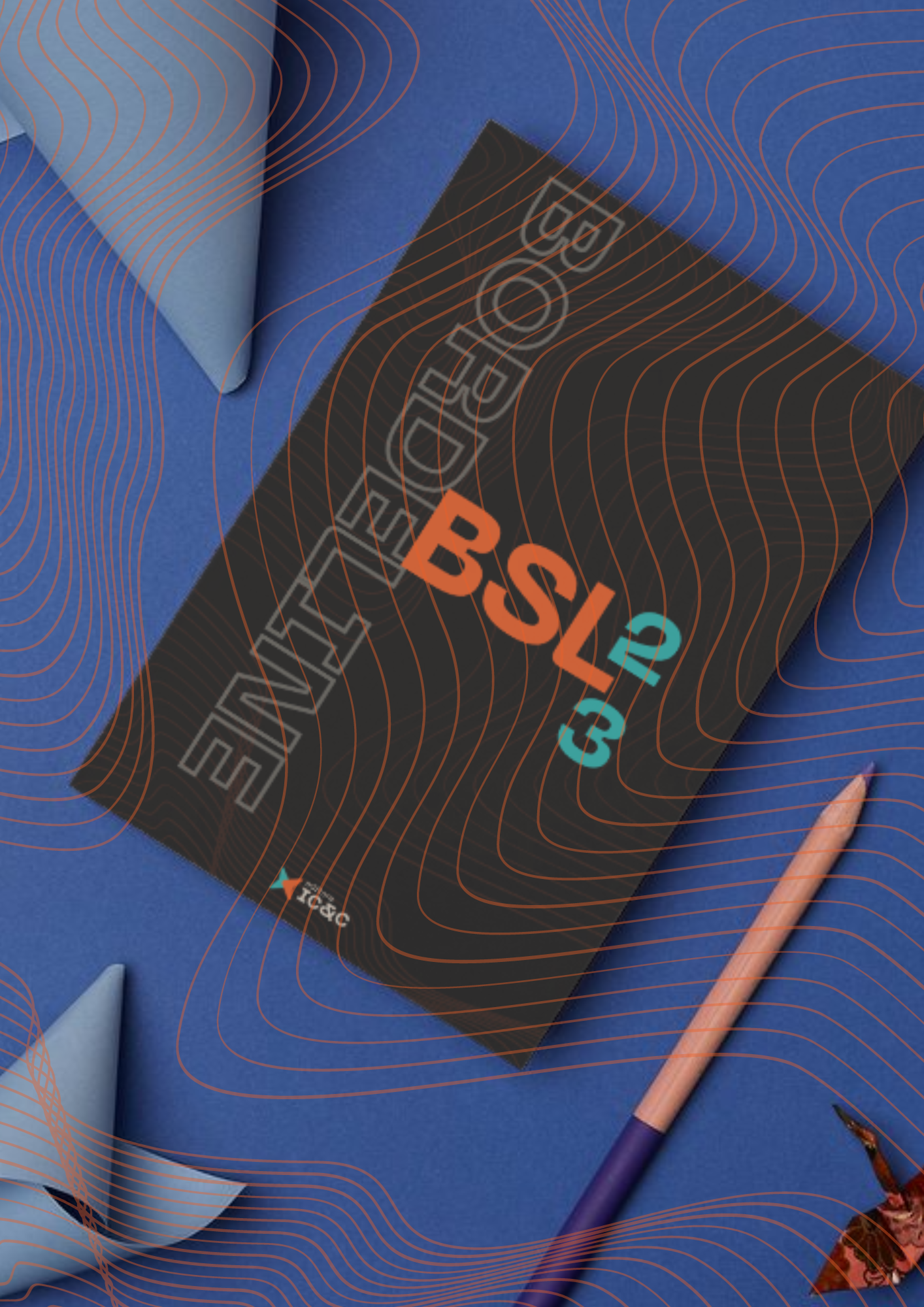 Brochura BSI 2 em fundo azul estampado com lápis e decorações de papel dobrado.