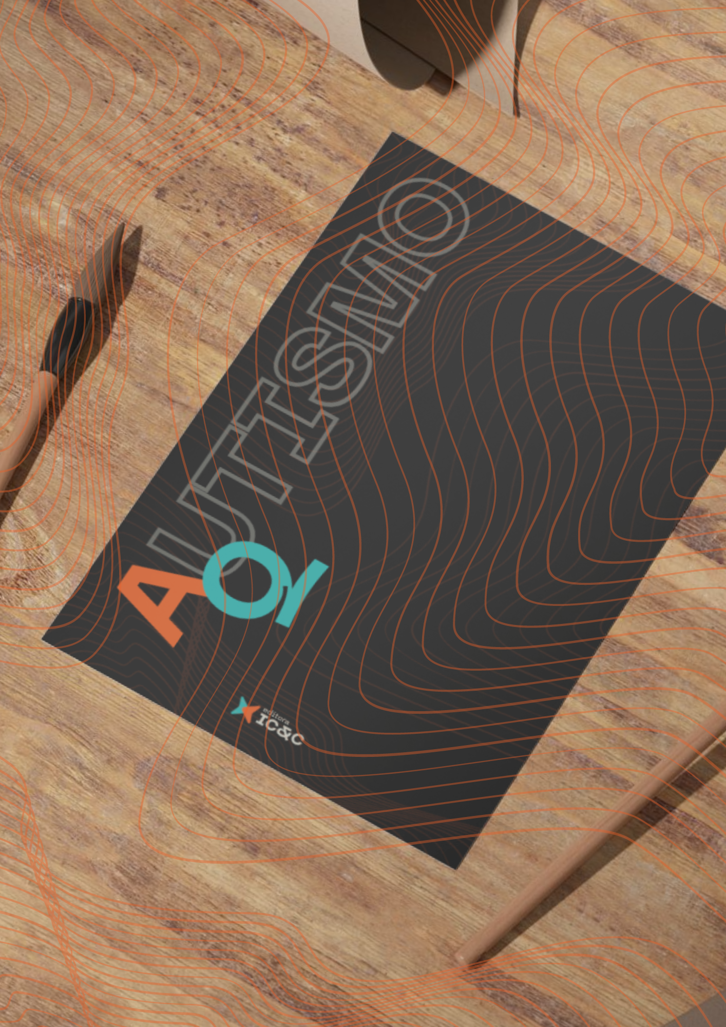 Um cartaz preto com a inscrição “AIXTISNO” sobre uma mesa de madeira, junto a uma caneta e uma caneca de café.