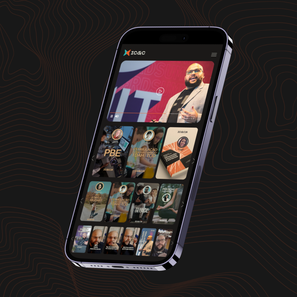 Smartphone exibindo a tela inicial de um aplicativo de streaming com miniaturas de filmes e séries em um fundo escuro.