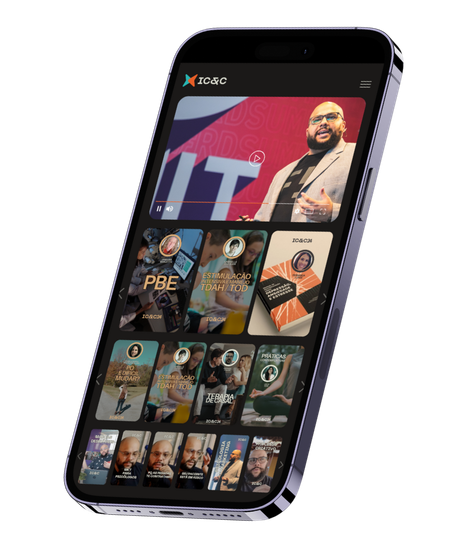 Smartphone inclinado exibindo um aplicativo de streaming de mídia com um grande banner em destaque e uma grade de miniaturas.