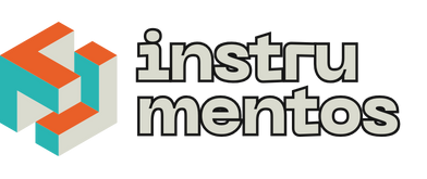 Logotipo com ícone geométrico laranja e verde-azulado e texto com contorno preto escrito “instrumentos”.