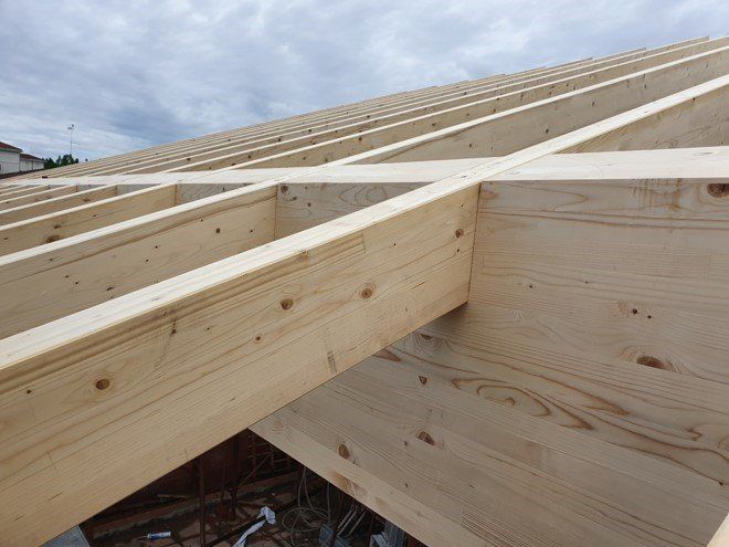 tetto in legno ristrutturato di una casa