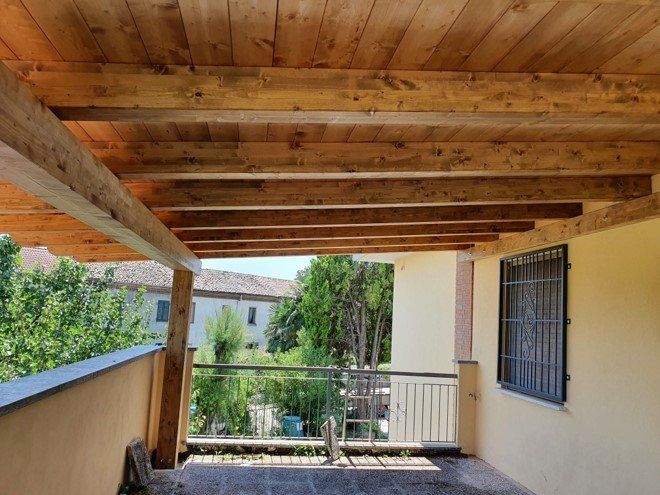 pergola in legno con travi a vista