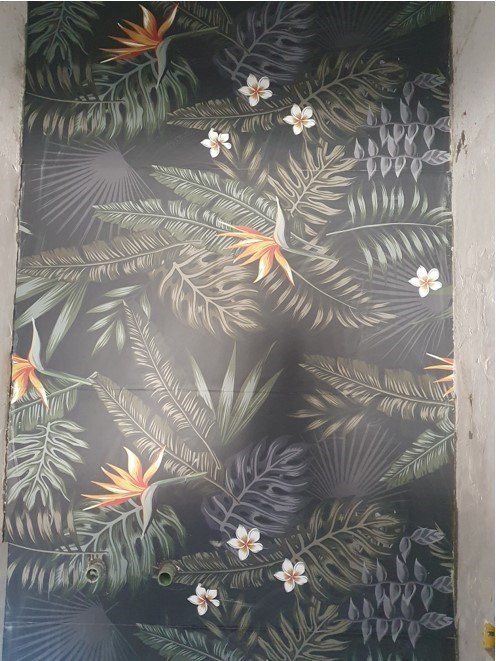 Carta da parati scura con foglie tropicali e fiori di strelitzia.