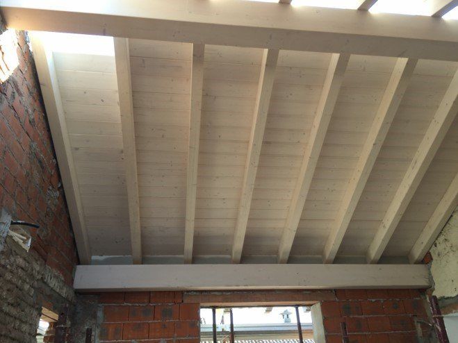 Soffitto finito dopo il rifacimento del tetto a Pavia