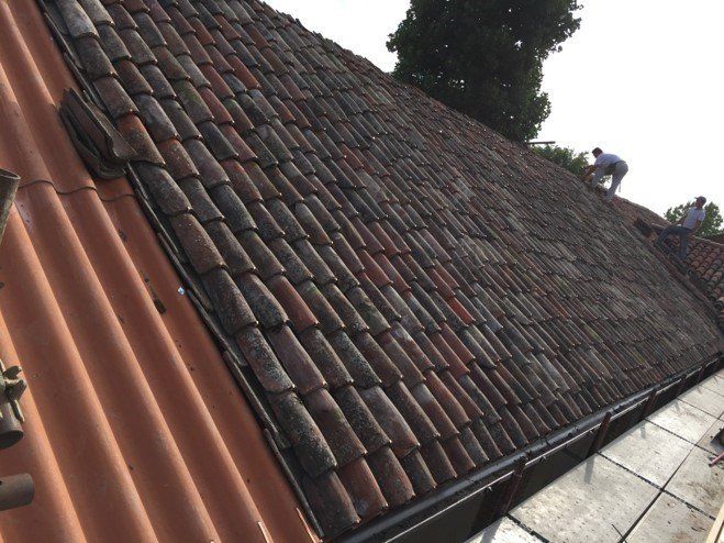 Tegole di un tetto restaurato a Pavia