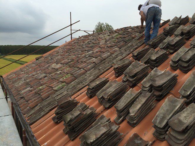 Tegole di un tetto ristrutturato a Pavia