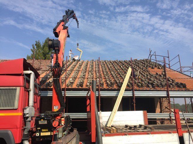 Macchinari al lavoro per la ristrutturazione del tetto a Pavia