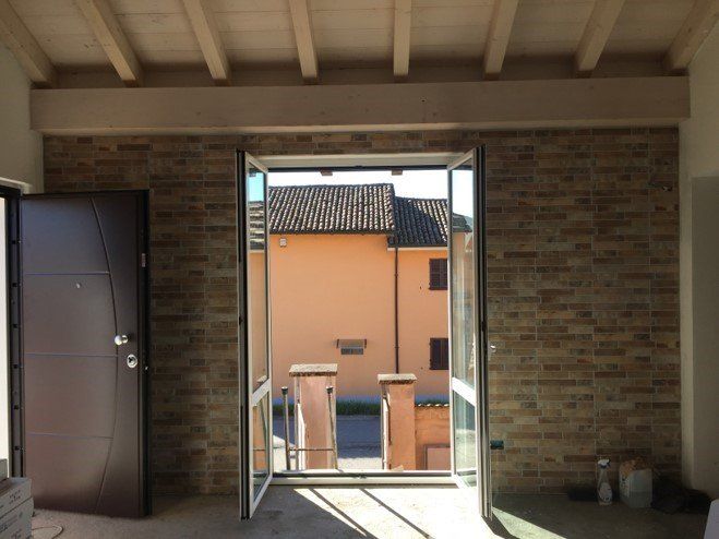 posa di rivestimenti in una nuova costruzione