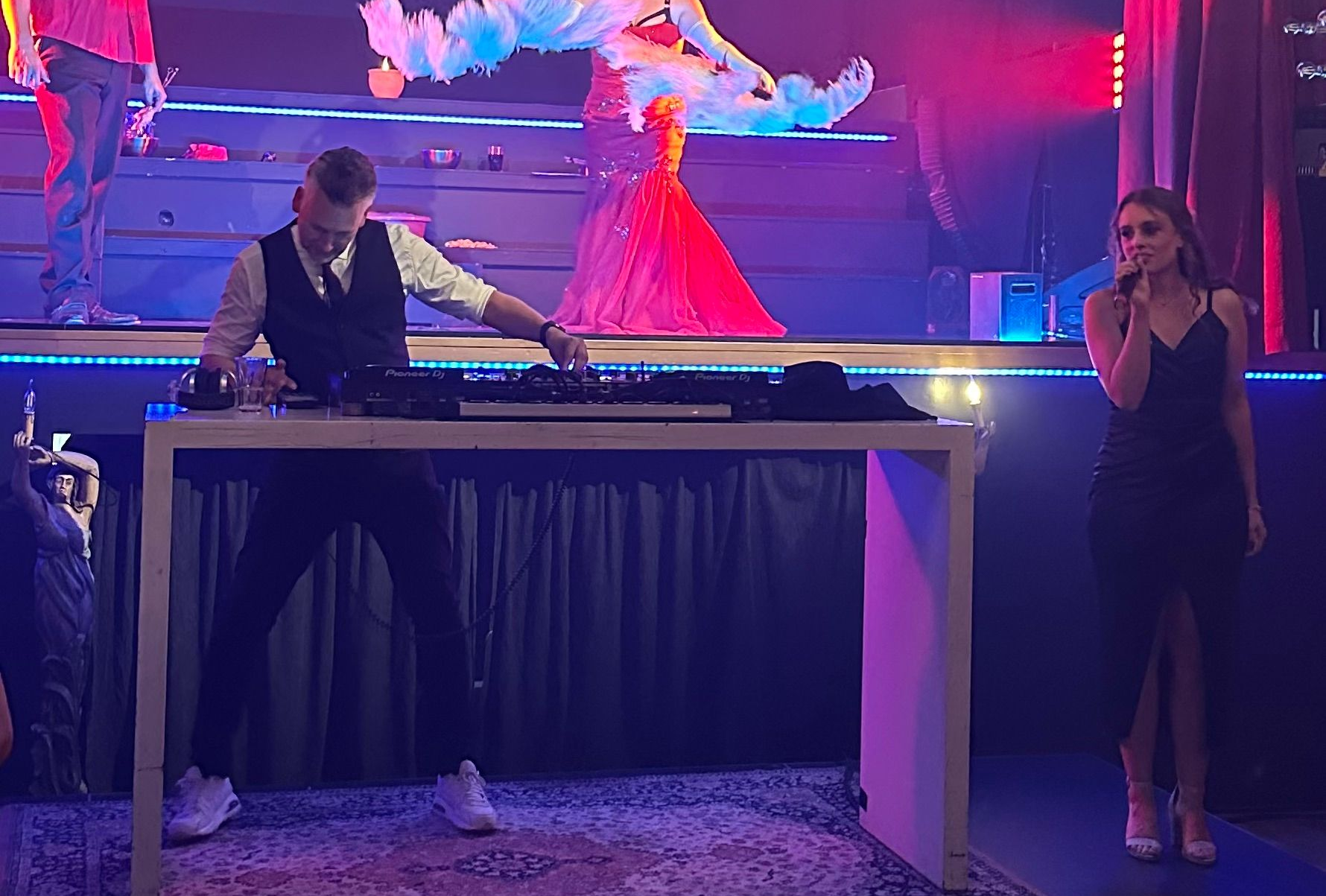 Last-minute DJ