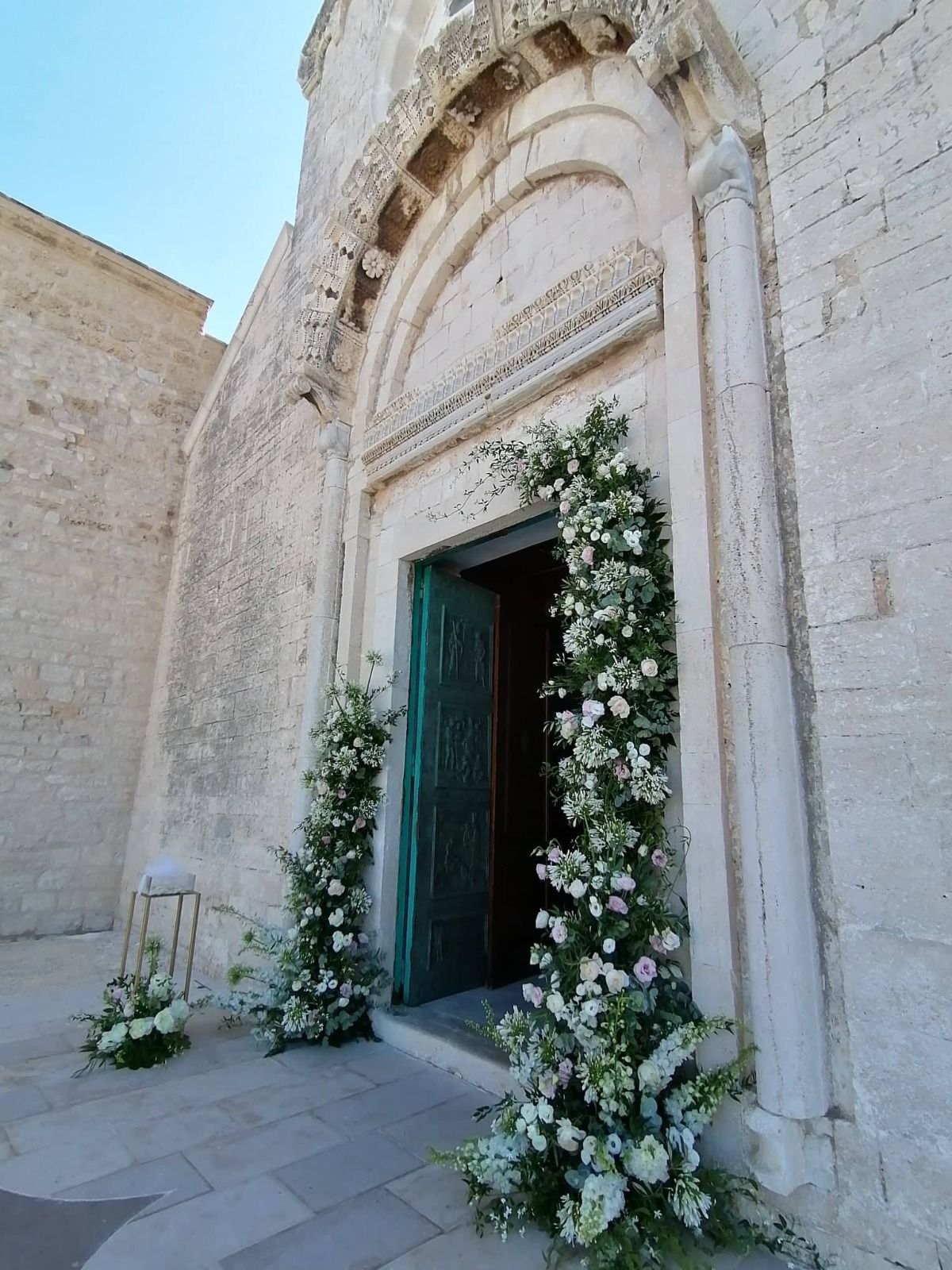 allestimento floreale esterno chiesa