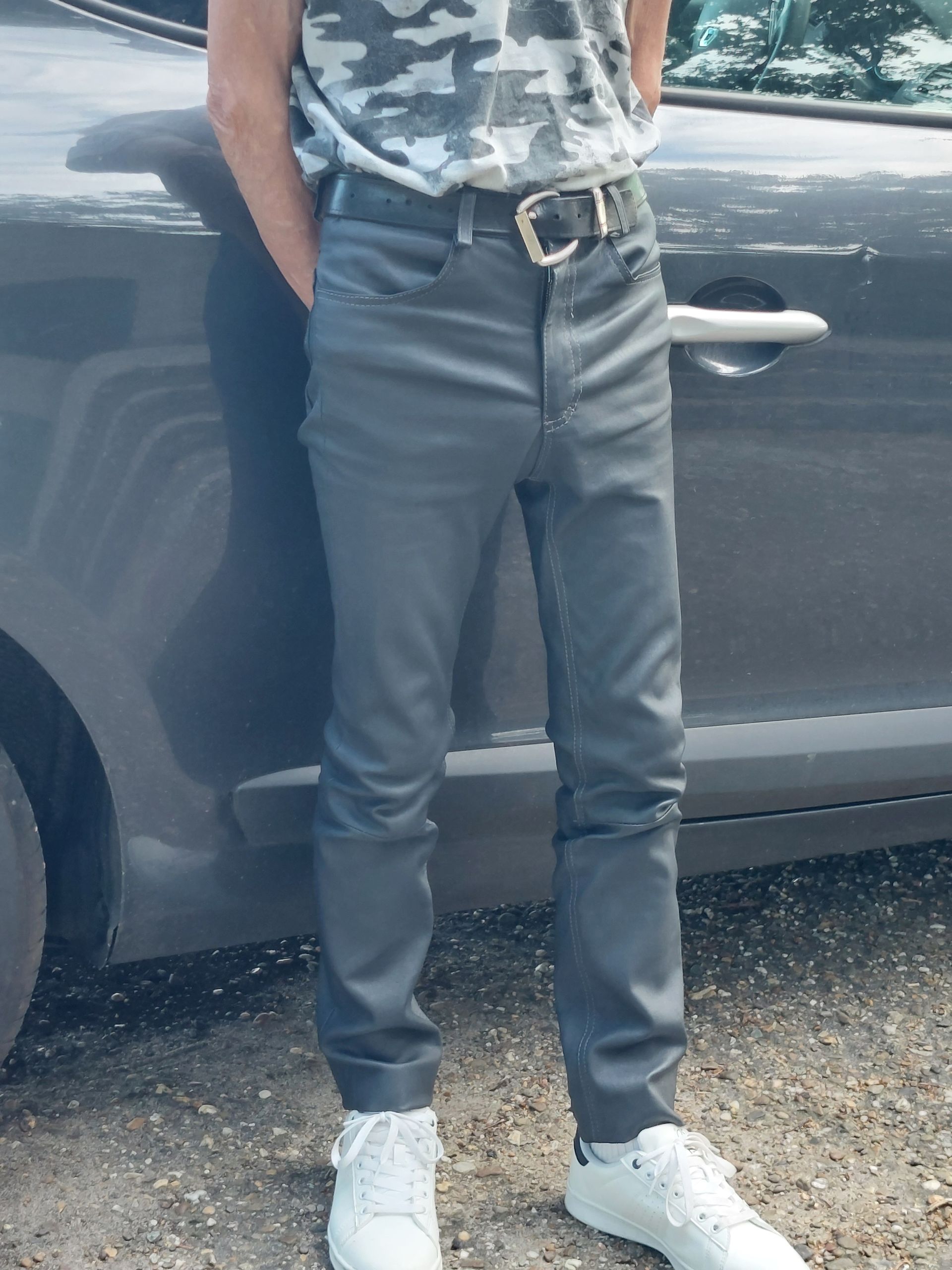 Grijze leren stretchbroek. Dit model oudere man, deze wat prettiger draagt. Grijze leren stretch broek
