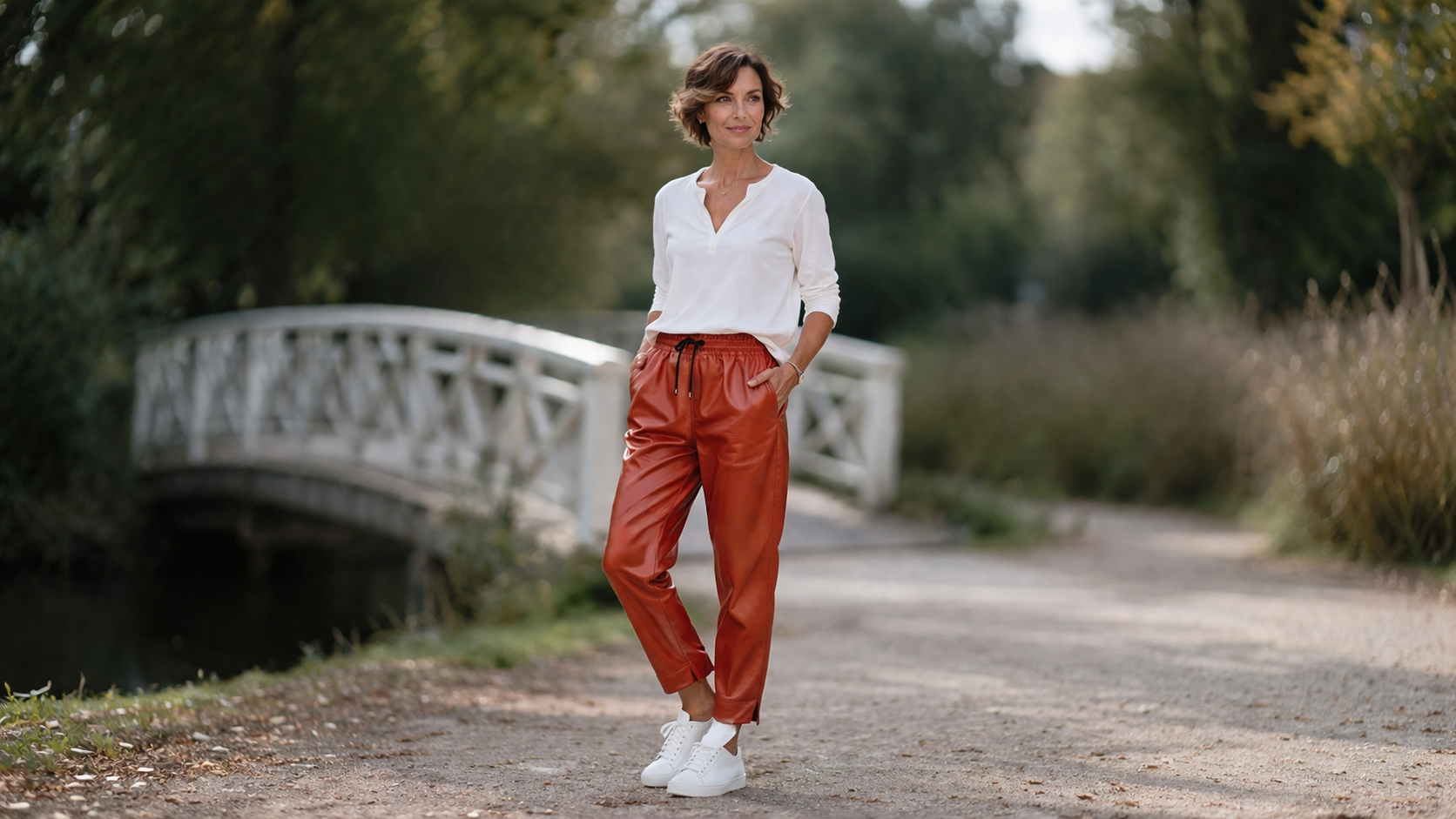 Sportieve leren broek/ jogging model met elastiek en veter. Steekzakken Sportieve leren vrijetijdsbroek met steekzakken