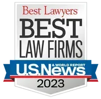 A badge that says `` best lawyers best law firms ''