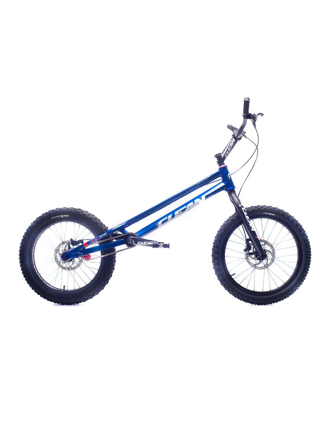 Blauwe en zwarte fiets, geïsoleerd op een witte achtergrond.