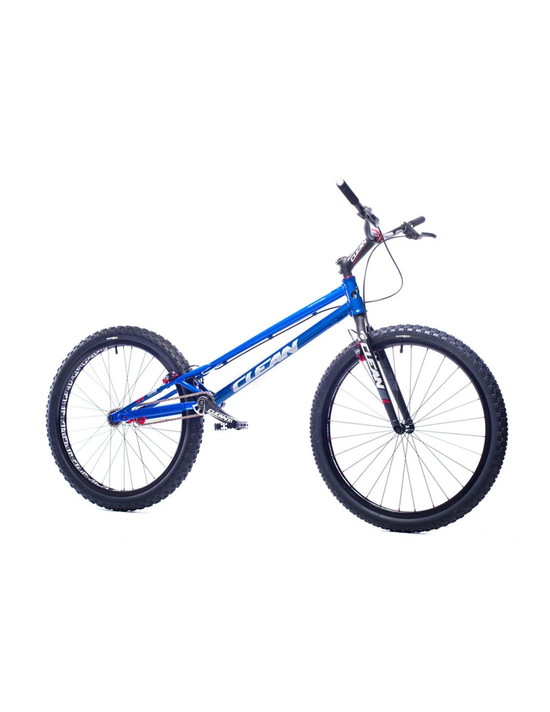 Blauwe en zwarte mountainbike op een witte achtergrond