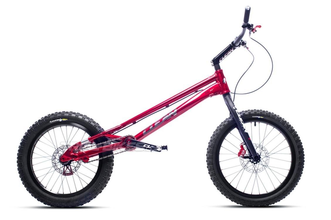 Rode BMX crossmotor met zwart stuur en dikke banden op een witte achtergrond