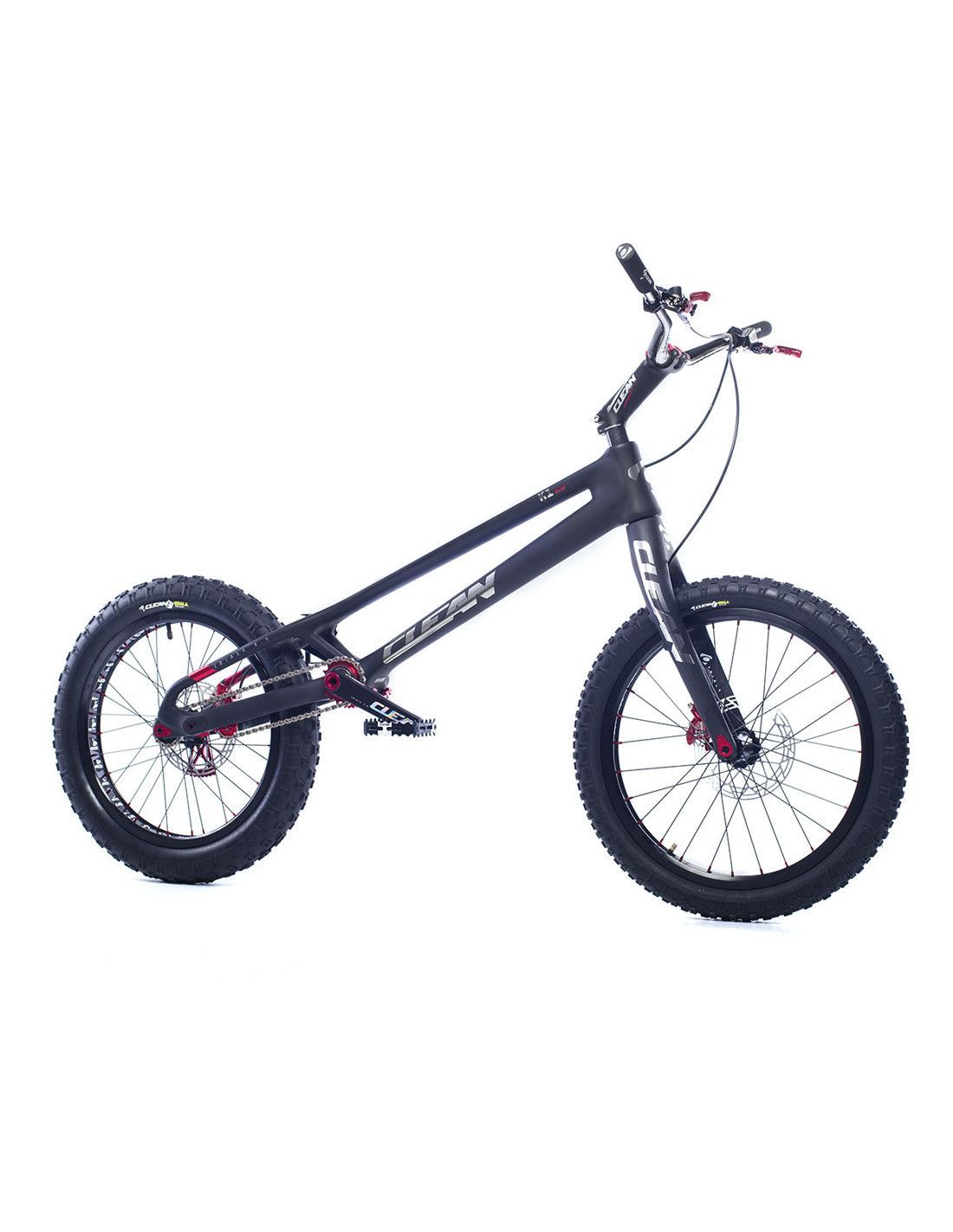 Zwarte BMX-fiets met dikke banden op een witte achtergrond.