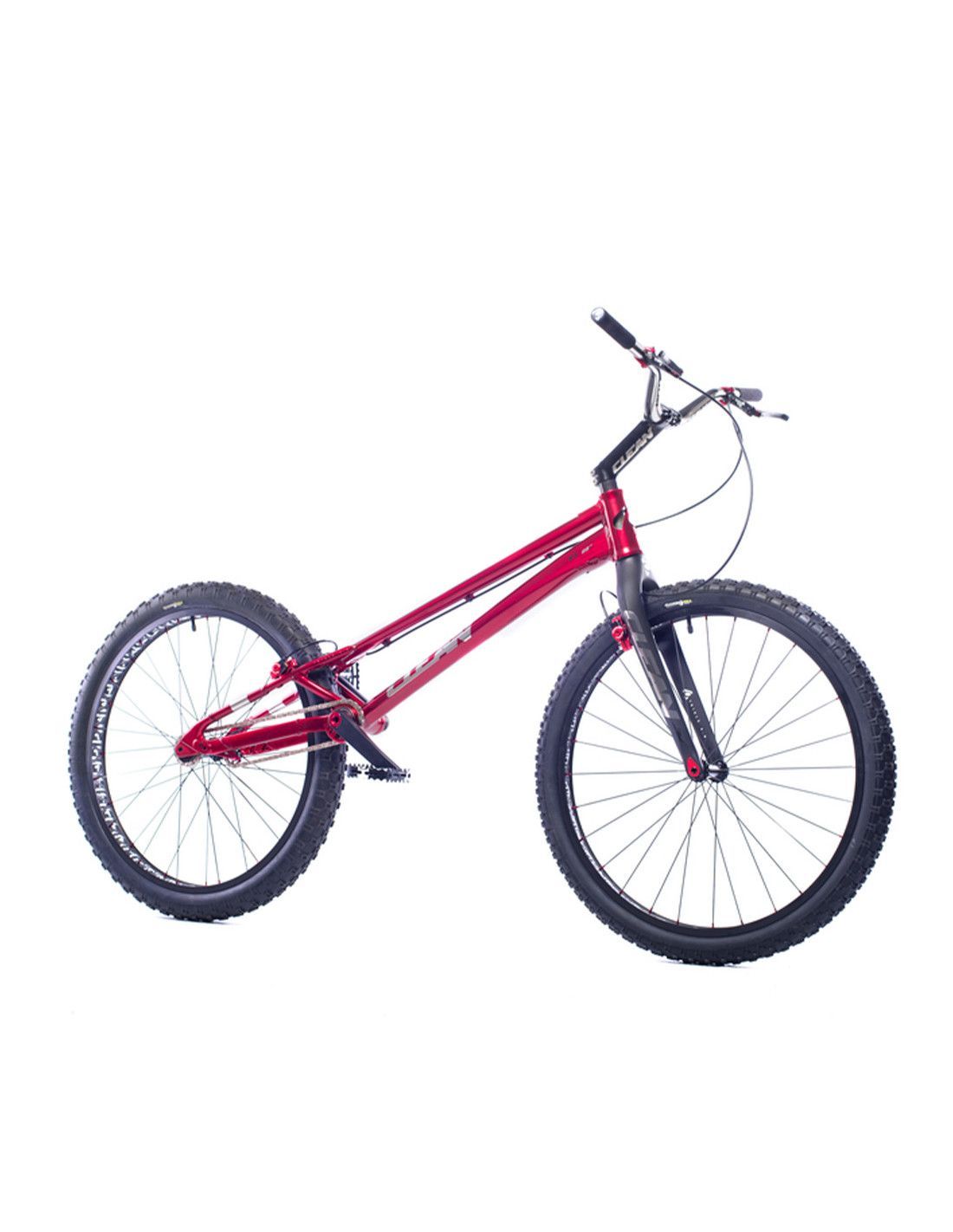 Rode en zwarte mountainbike op een witte achtergrond