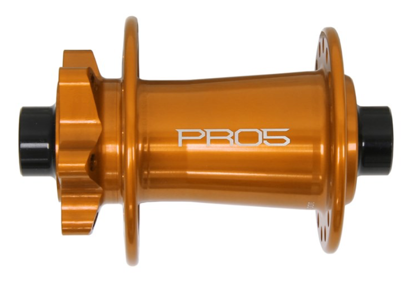 Oranje PRO5 fietsnaaf met zwarte eindkappen op een witte achtergrond