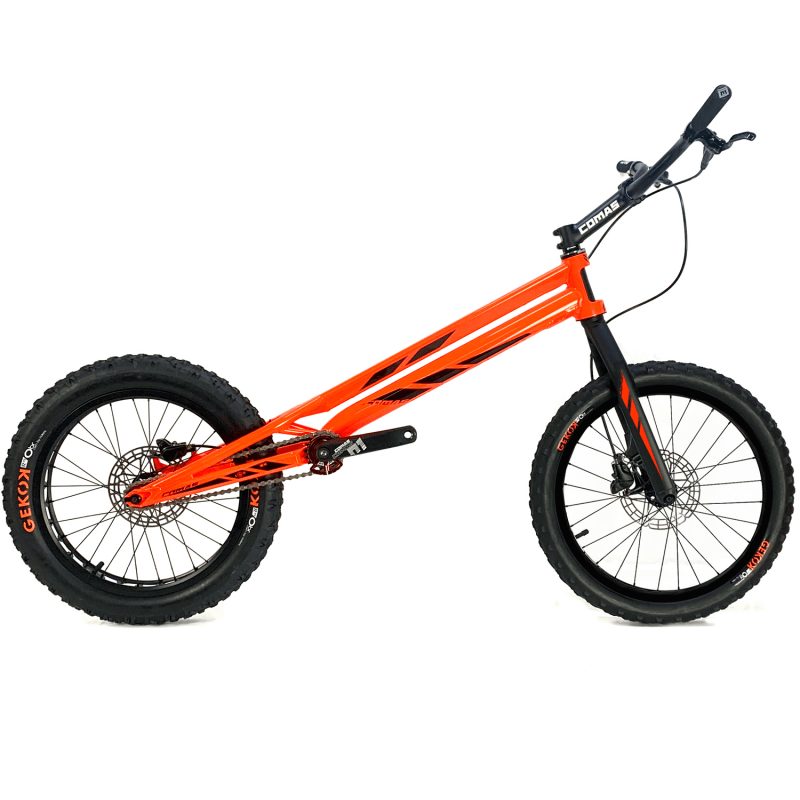 Oranje BMX-fiets met zwarte wielen en stuur op een witte achtergrond.