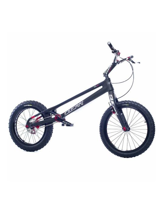 Zwarte BMX-fiets met dikke banden op een witte achtergrond.
