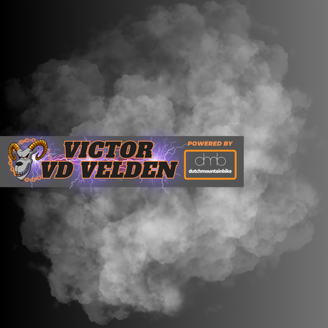 Het Victor VD Velden-logo op een rokerig grijze achtergrond, met een klein 'powered by'-embleem rechts.