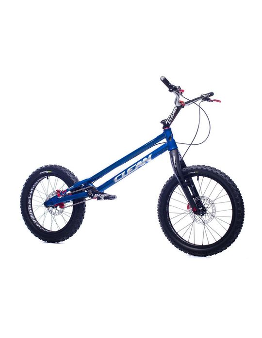 Blauwe en zwarte BMX-fiets, geïsoleerd op een witte achtergrond.
