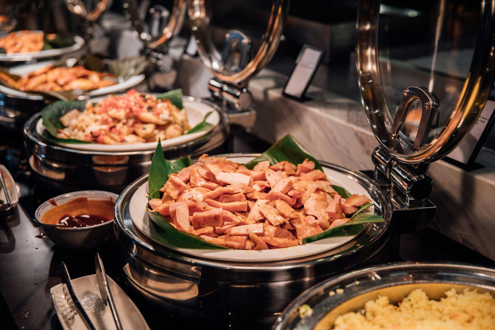 Buffet composé de plats variés servis dans des plats en argent.