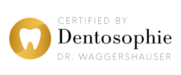 Dentosphie-Logo für Zahnärzte mit goldenem Zahnsymbol und grauem Text, entworfen von Dr. Waggershauser
