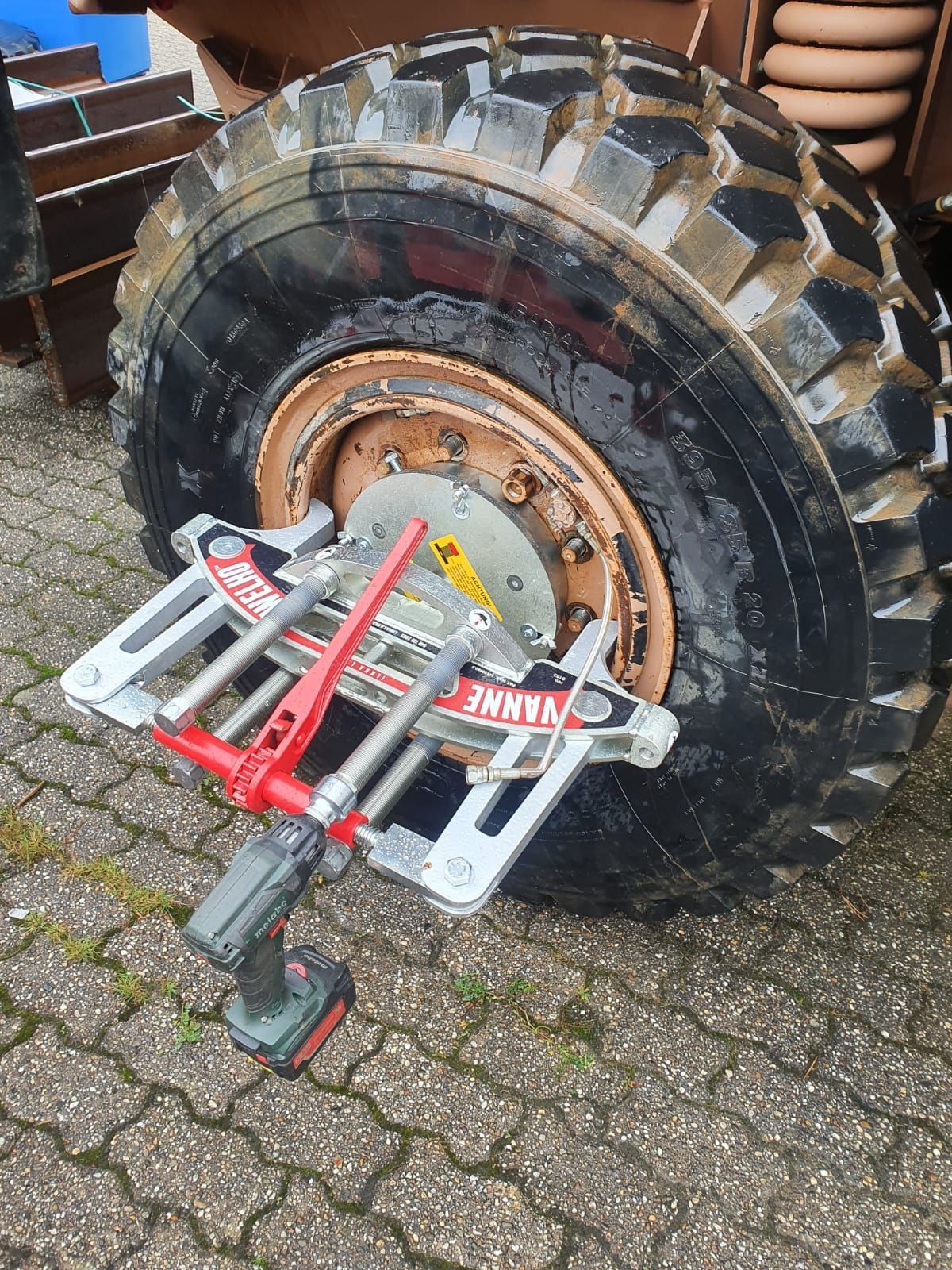 Lähikuva renkaasta, jossa erikoisversio Rim Wizard -työkalusta.