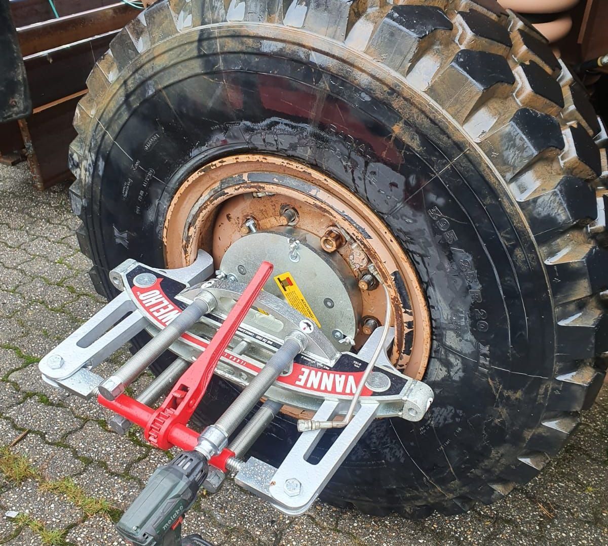 Lähikuva renkaasta, jossa on erikoisversio Rim Wizard -työkalusta