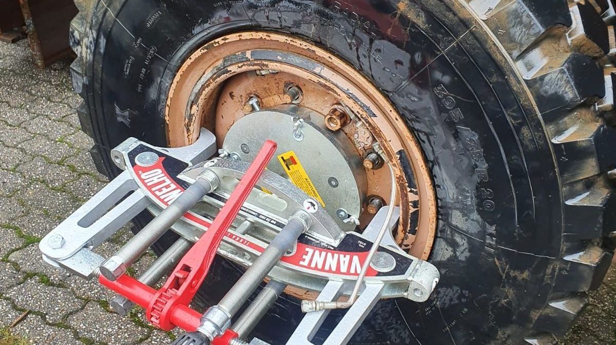 Lähikuva renkaasta, jossa erikoisversio Rim Wizard -työkalusta