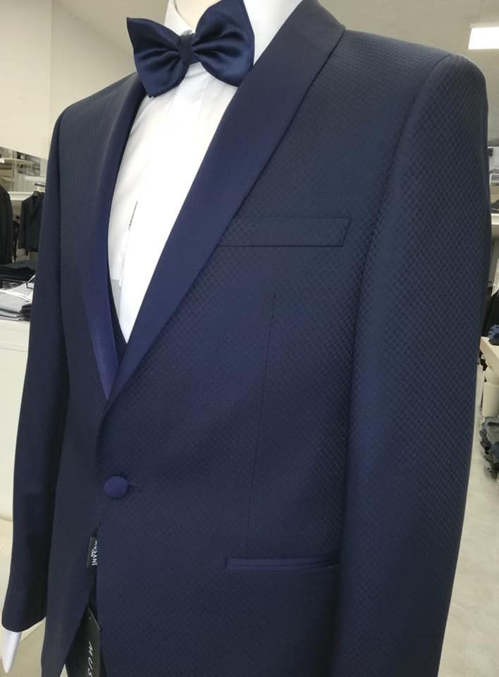 Giacca da smoking blu navy con papillon nero su un manichino