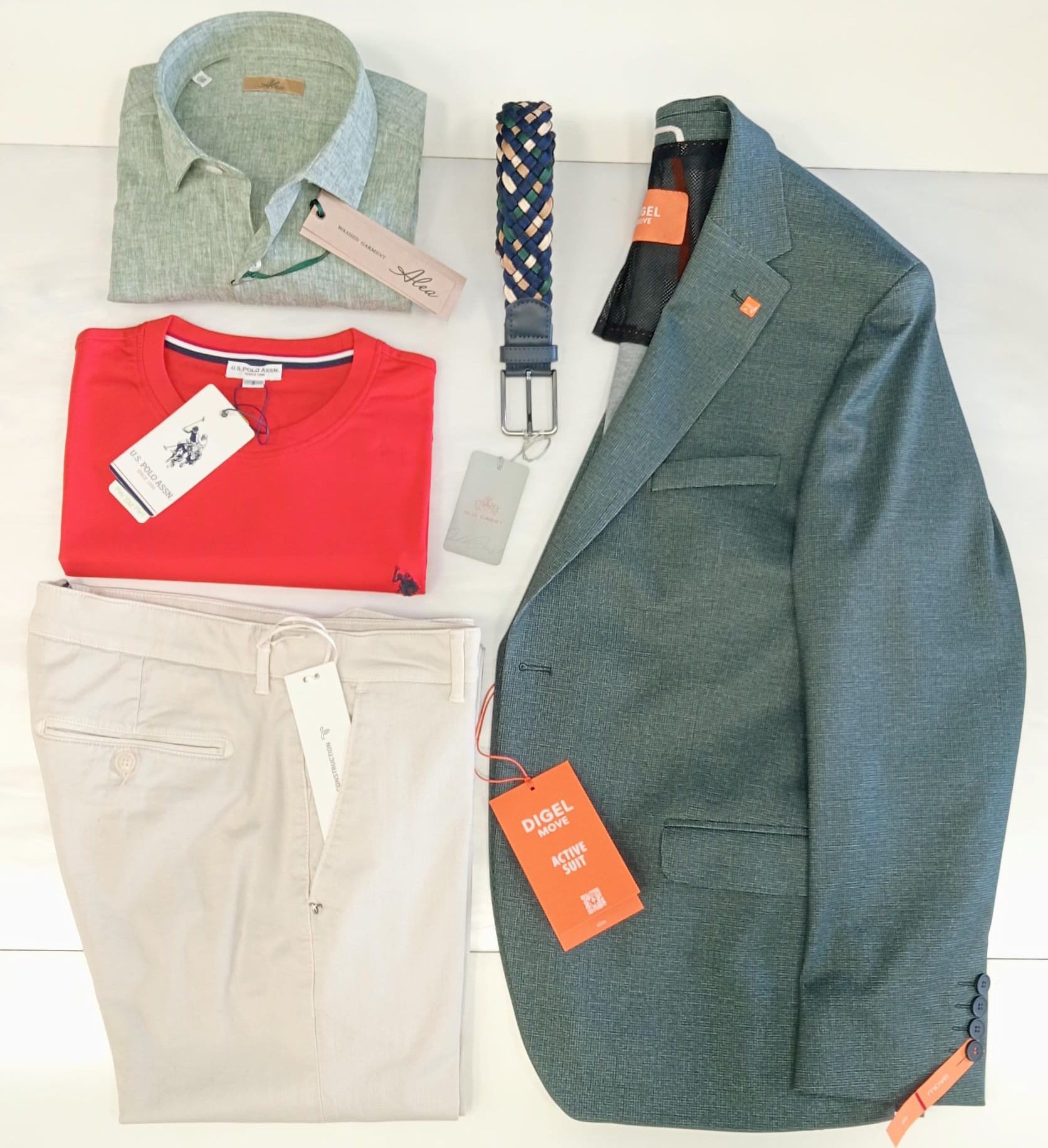 Completo da uomo: blazer grigio, camicia rossa, pantaloni color crema, cintura e camicia piegata su sfondo bianco.
