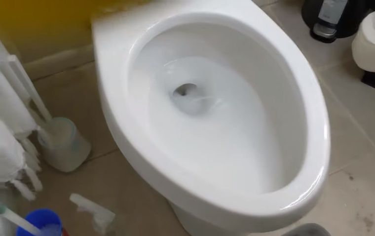geslaagde ontstopping en dus proper toilet