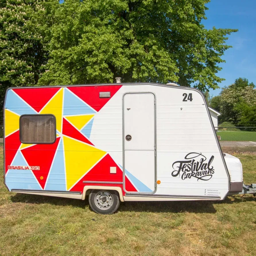 Festivalcaravan 24 voorkant