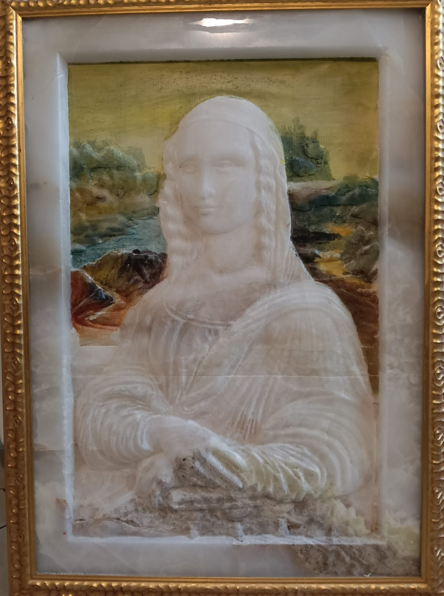Ritratto sbiadito in una cornice dorata, raffigurante una figura pallida sullo sfondo di un paesaggio dai toni tenui.
