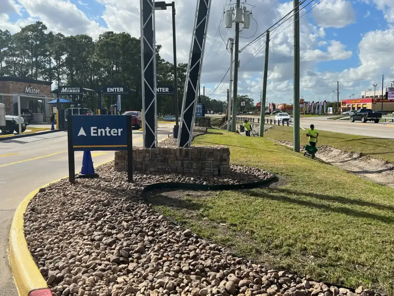 A blue sign that says a enter is on the side of a road.