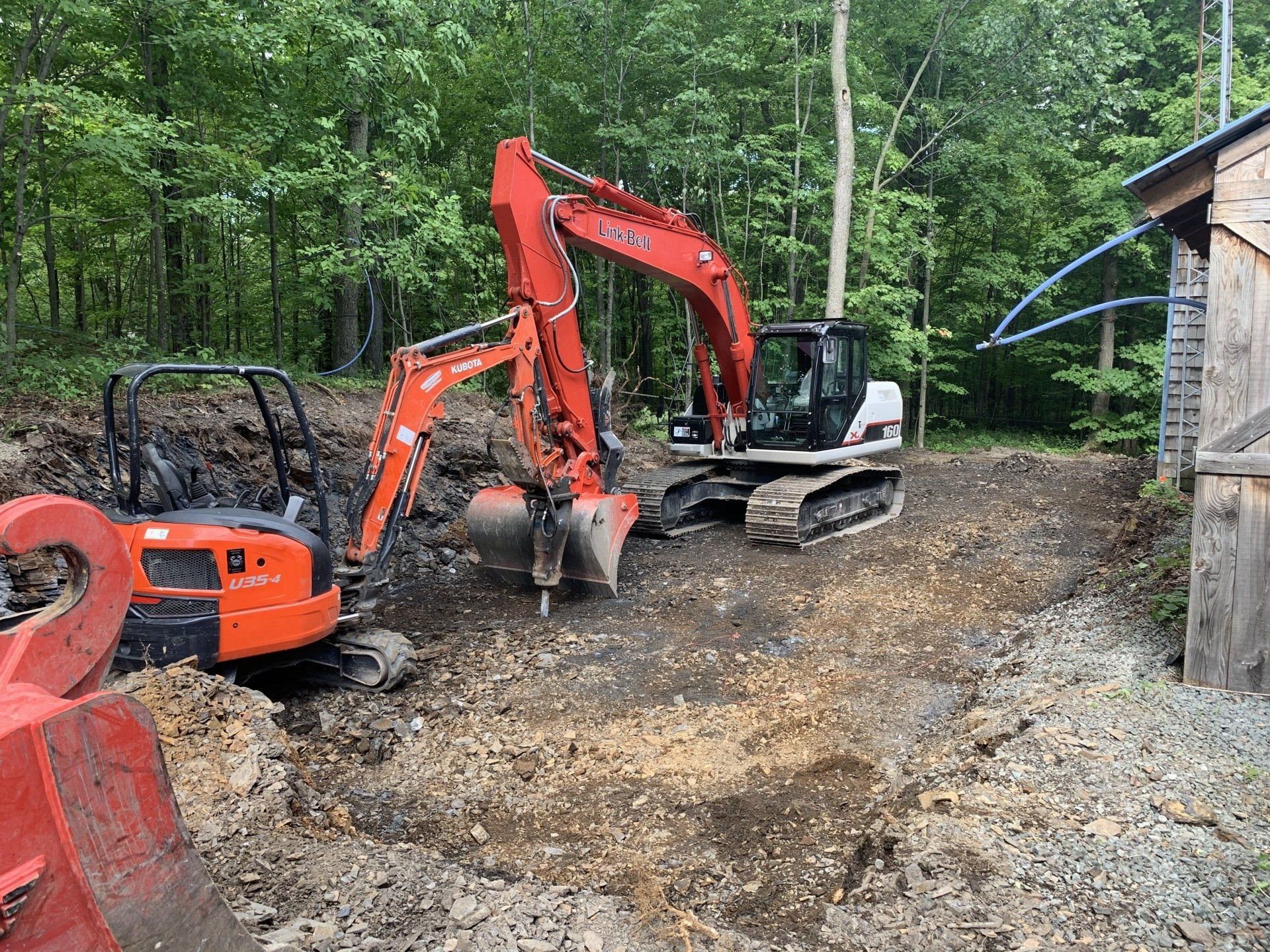 Quelques excavatrices sont assises au sommet d’un champ de terre.