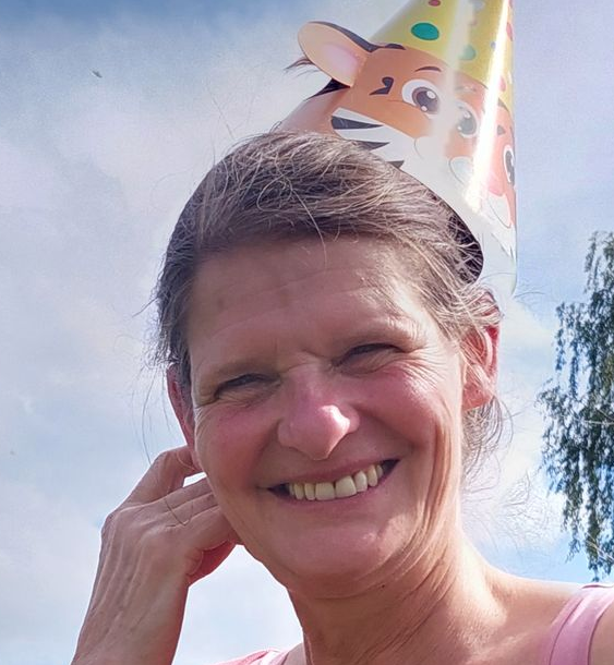 Anouk met feesthoedje op.