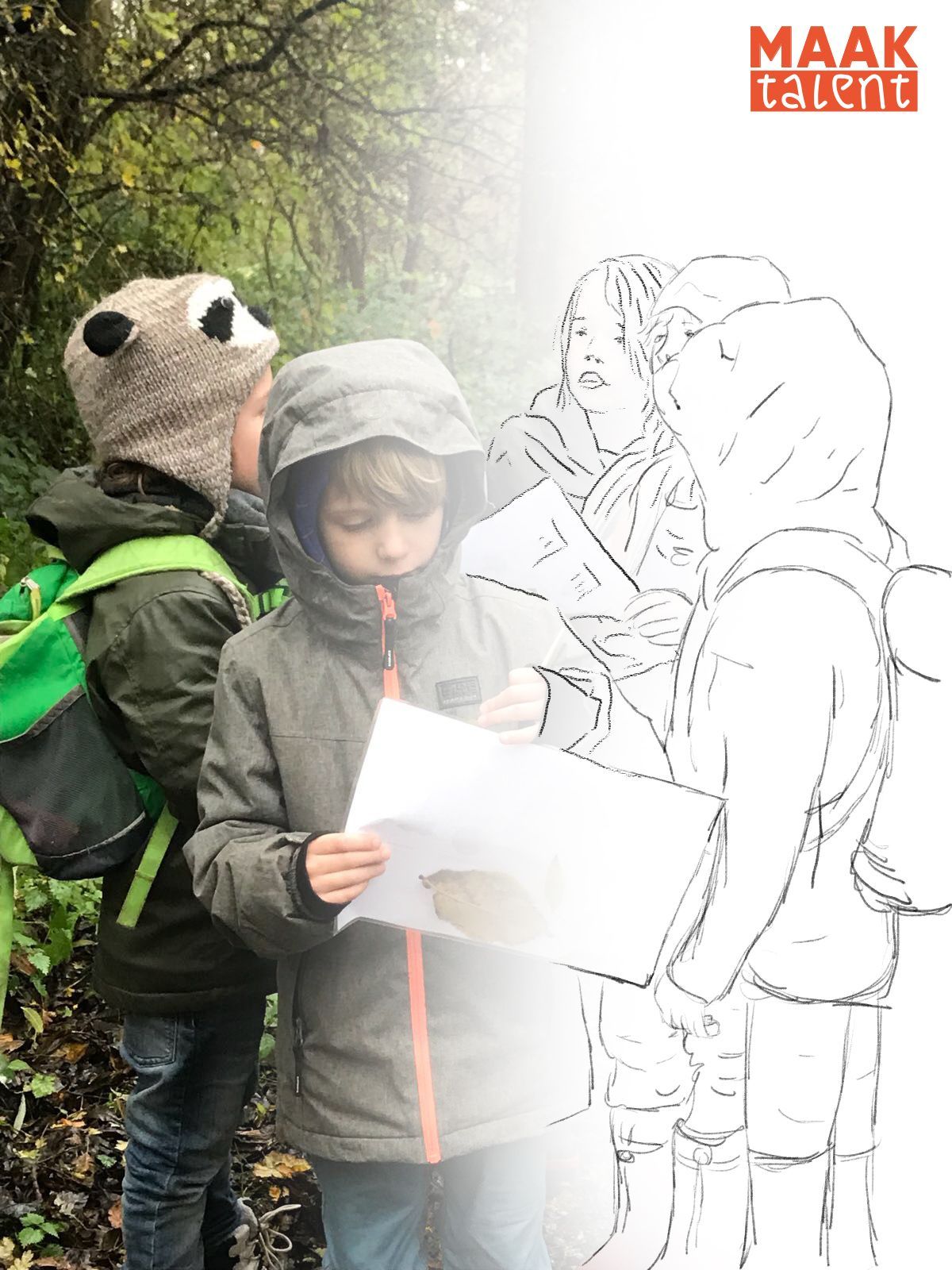 Een groepje kinderen in het bos met lesmateriaal om bomen te determineren.