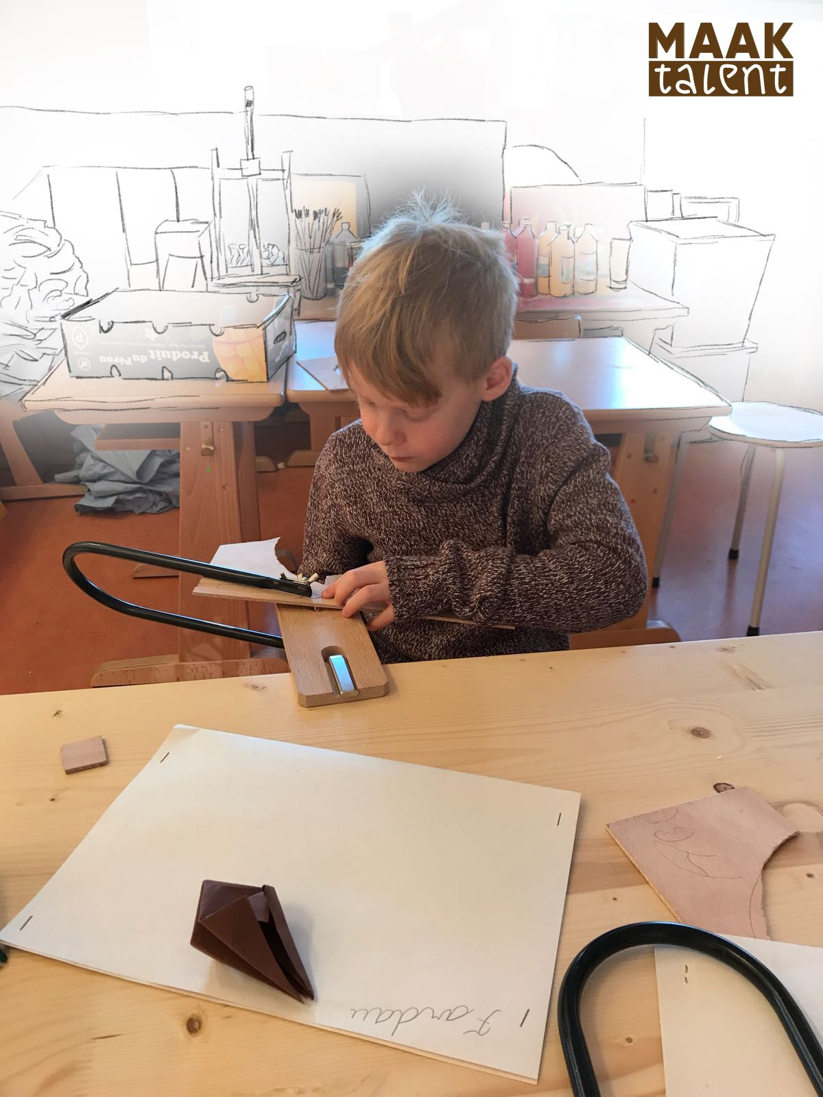 Jongen zit figuur te zagen in hout.