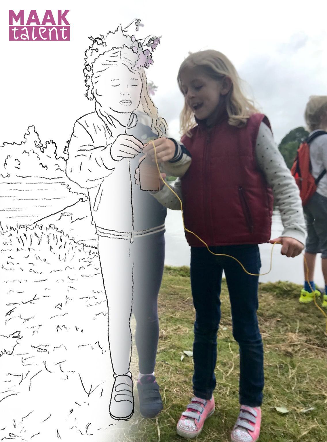 Twee meisjes maken met touw karton vast om te kijken of dat kan drijven in het water.