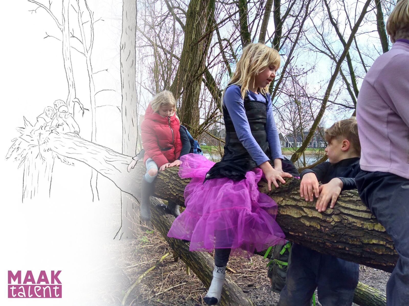 Een aantal kinderen zitten en hangen aan een omgevallen boom.