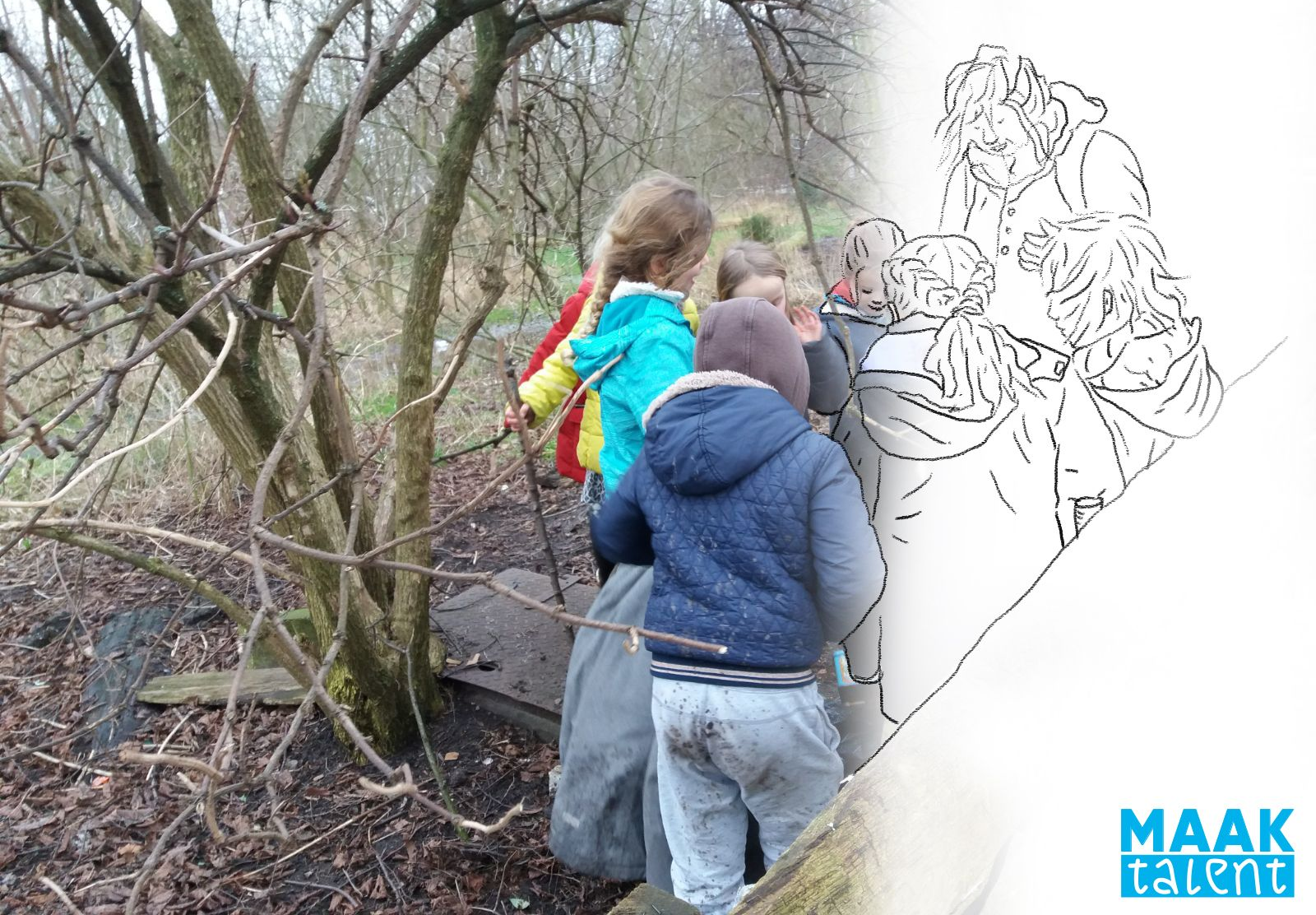 Groep kinderen buiten met docent Jasmijn waarbij ze kijken wat ze gevonden hebben in het buitengebied.