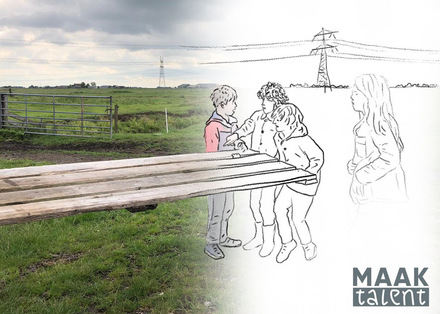 Kinderen tillen een houten getimmerd paneel door het weiland om afscherming te maken voor schapen.