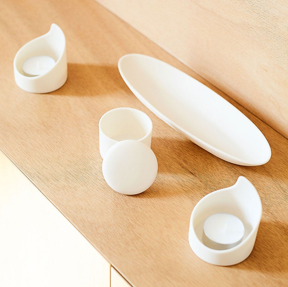 Una mensola di legno con brucia incenso e porta tealight
