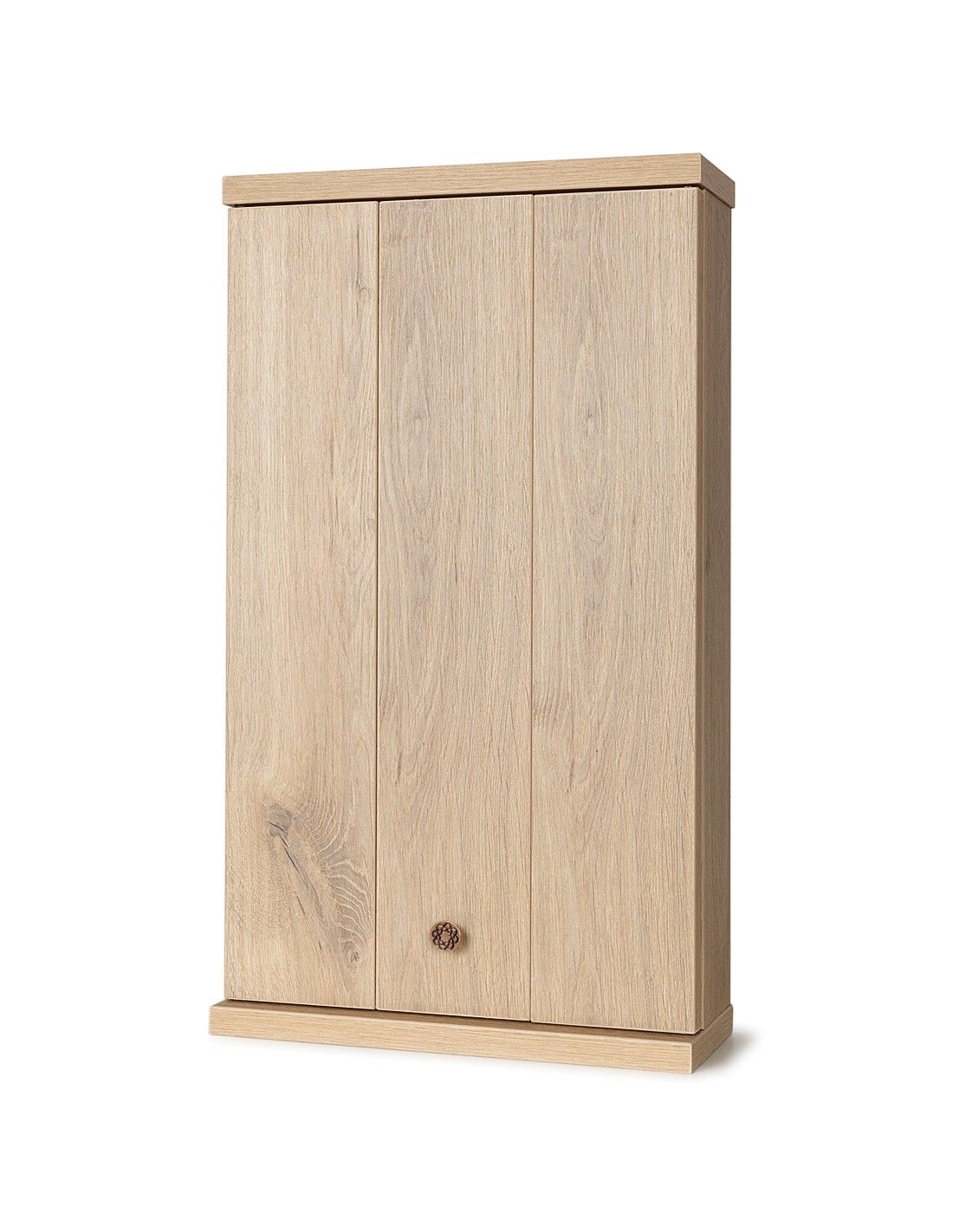 Un mobiletto di legno con due ante su sfondo bianco.